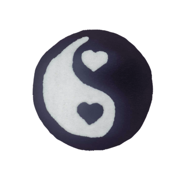 Tapis réalisé en tufting représentant un yin-yang avec des formes de cœurs