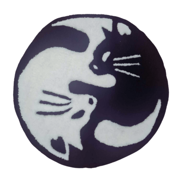 Tapis réalisé en tufting représentant un yin-yang avec des formes de chats